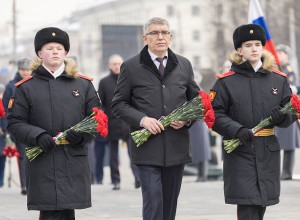 Дмитрий Миляев возложил цветы к Вечному огню на площади Победы 