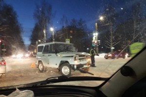 Около «Море парка» полицейский автомобиль врезался в военный УАЗ 